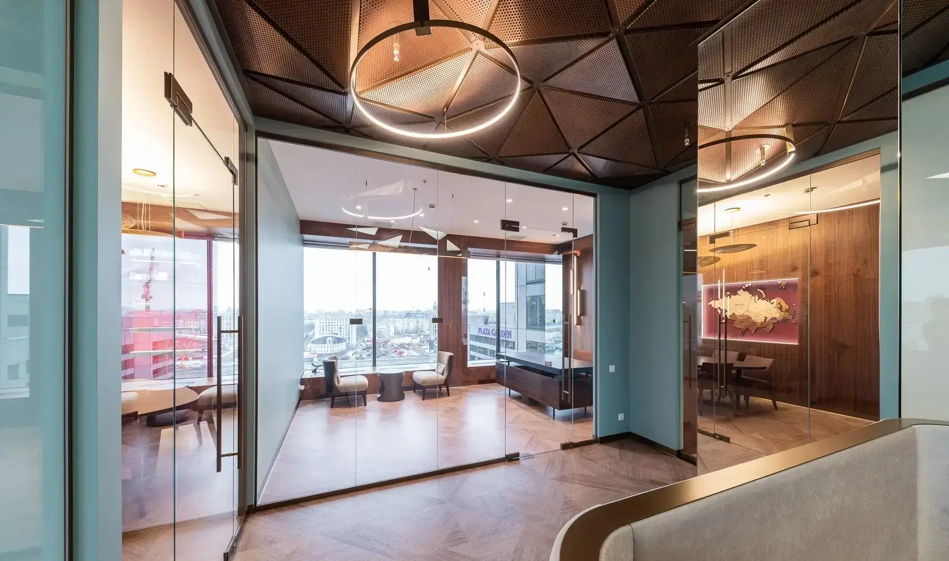 Nayada – ведущий разработчик и производитель систем интерьерных перегородок, дверей и офисной мебели на территории России, СНГ и в странах ЕС